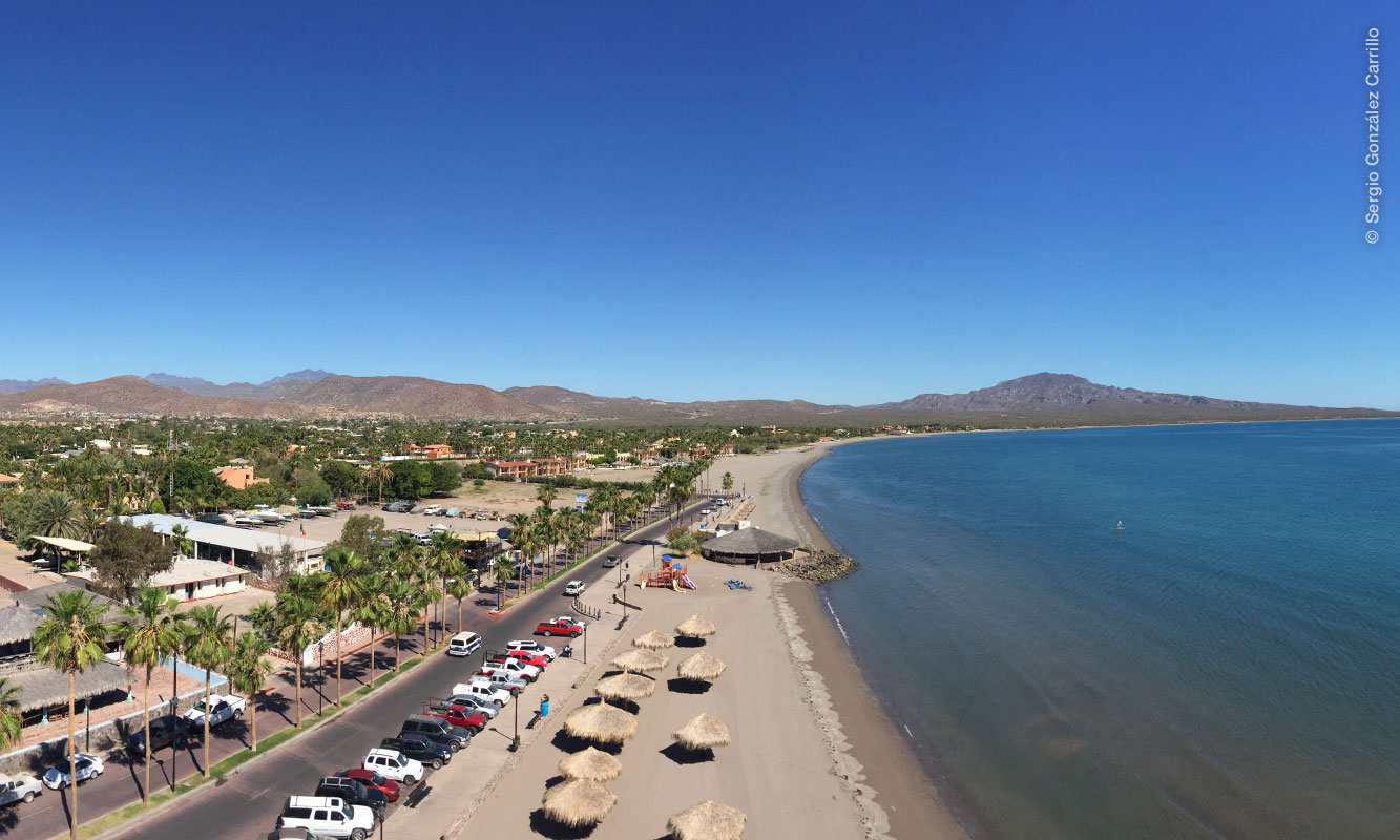 Panorámica aérea de la costa de Loreto, el malecón, las casas y la playa. Foto por Sergio González.