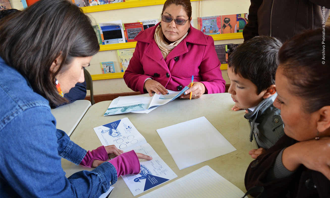 Maestros trabajando con material de educación para la conservación