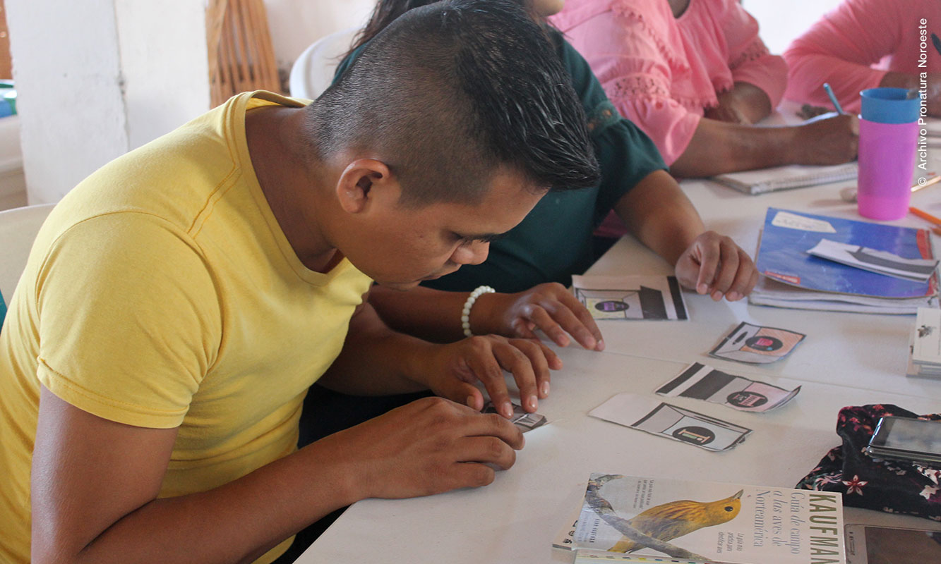 Promotor ambiental realizando actividad durante el taller. 