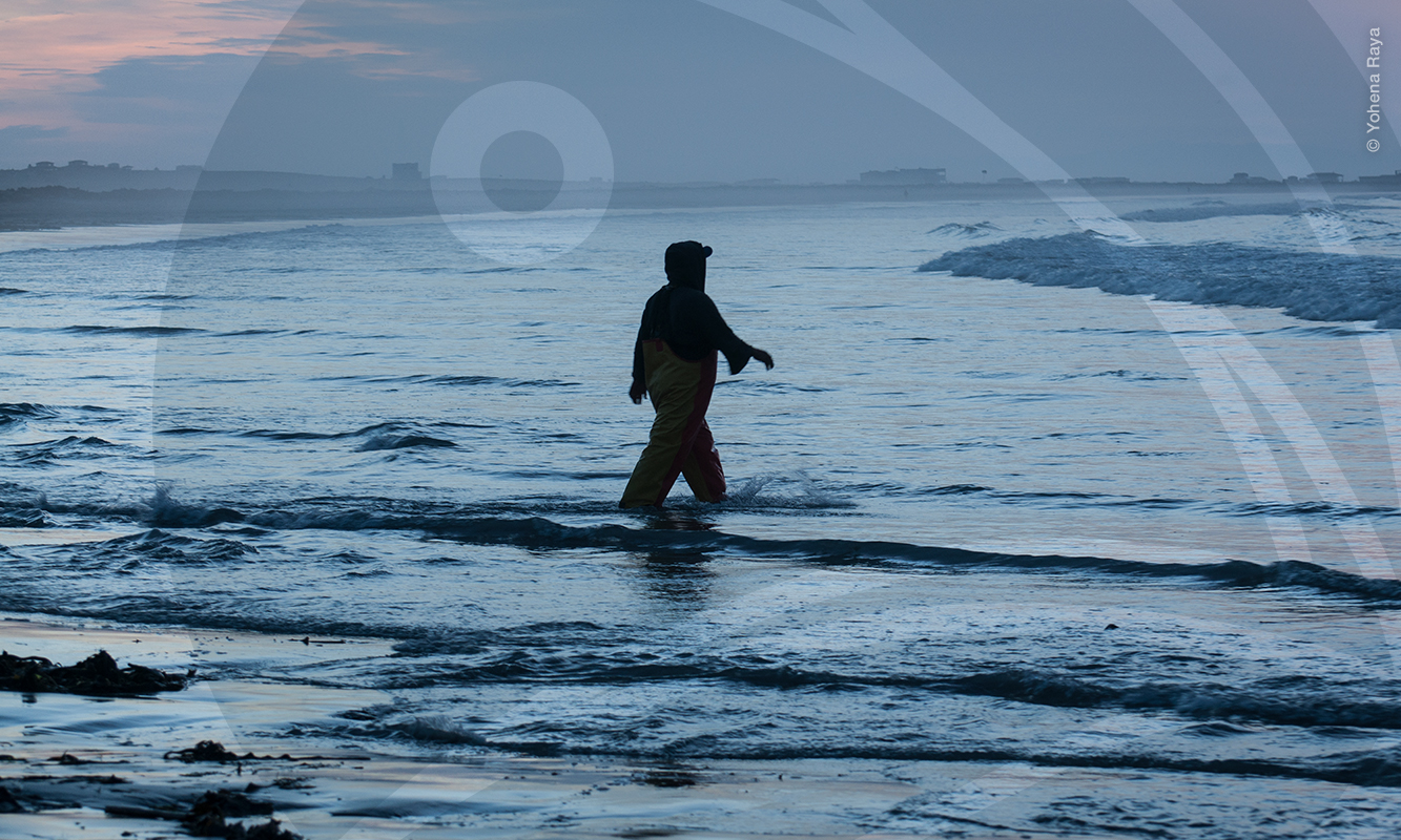 Pescador que camina en la orilla. Foto de Yohena Raya.