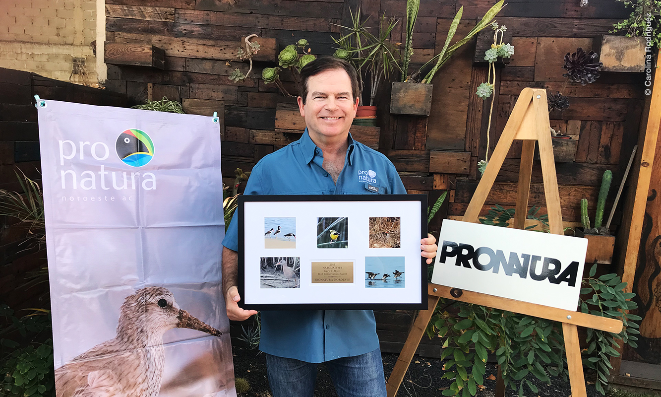 Director Ejecutivo Gustavo D. Danemann sosteniendo el premio Gary T. Myers para la entrega virtual.