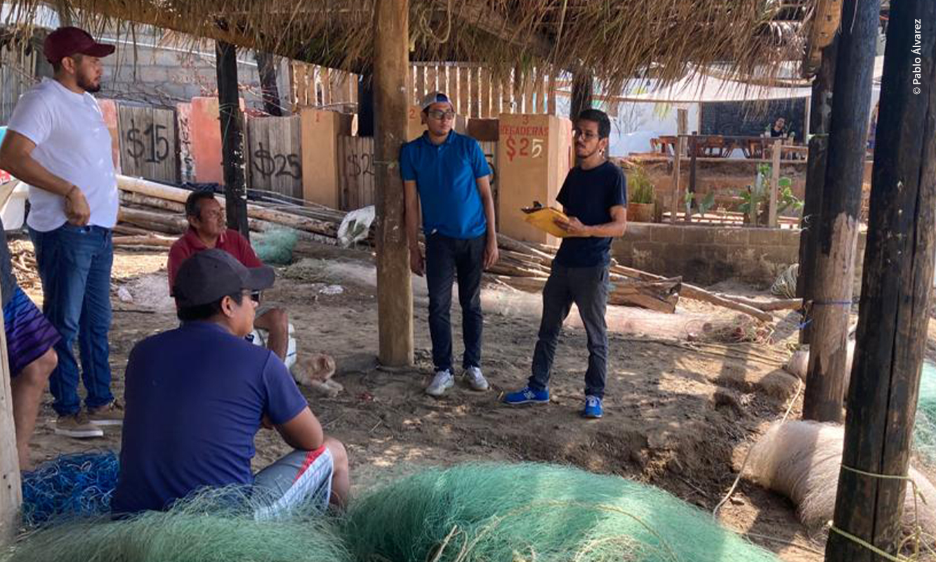 Pablo Álvarez, Coordinador temático de pesca sostenible, conversando con pescadores.