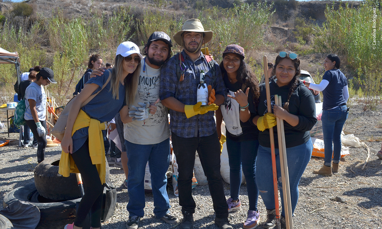 Estudiantes de comunicación de la FCAyS en Limpieza Costera Internacional de 2018