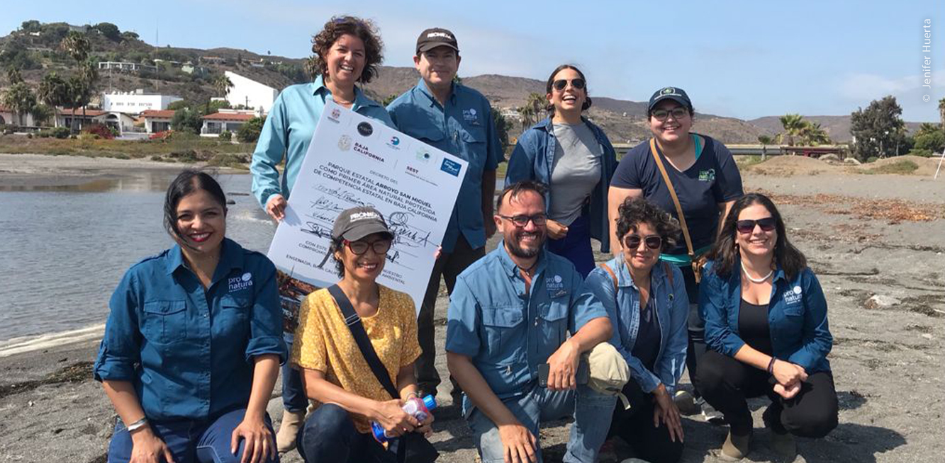 Personal de Pronatura Noroeste, posa con la firma del decreto