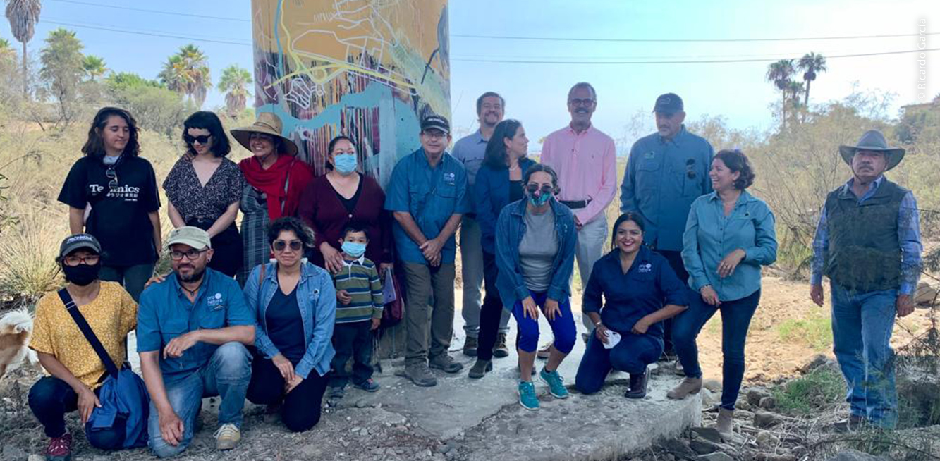 Personal de Pronatura Noroeste, posa frente a uno de los murales