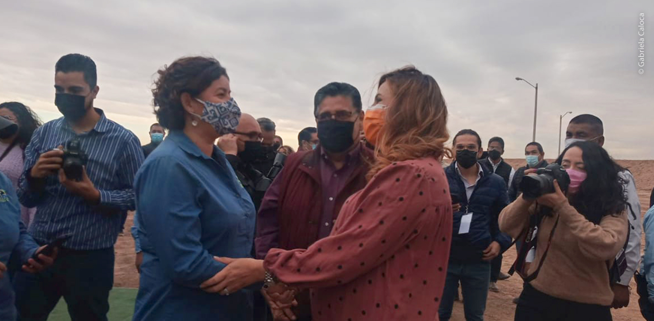 Gabriela Caloca y Marina del Pilar estrechan manos.