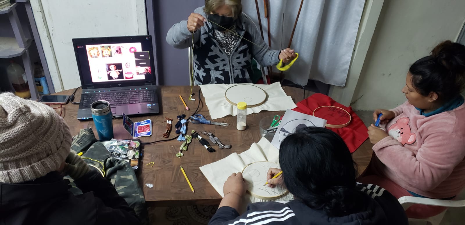 Mueres en torno a la computadora, bordando