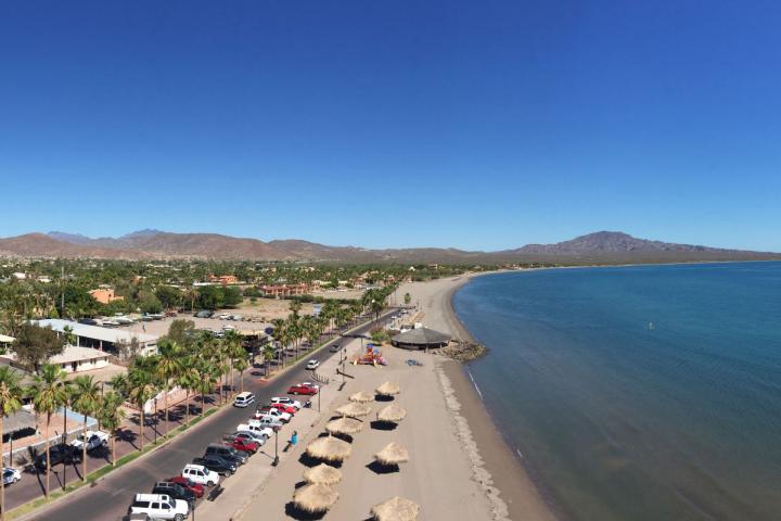 Panorámica aérea de la costa de Loreto, el malecón, las casas y la playa. Foto por Sergio González.