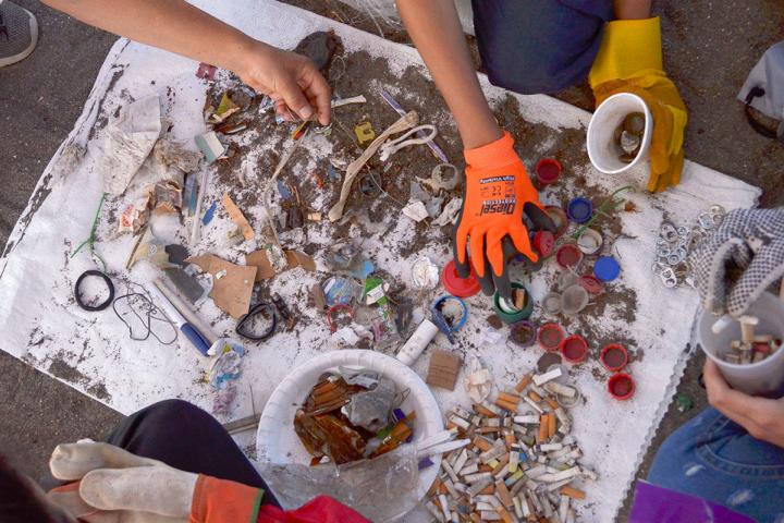 Clasificación de residuos pequeños encontrados en la arena.