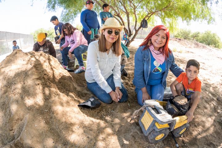 Yuliana Dimas con un grupo de voluntarios, embolsando tierra para plantar.