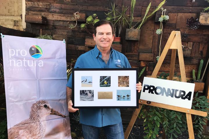 Director Ejecutivo Gustavo D. Danemann sosteniendo el premio Gary T. Myers para la entrega virtual.