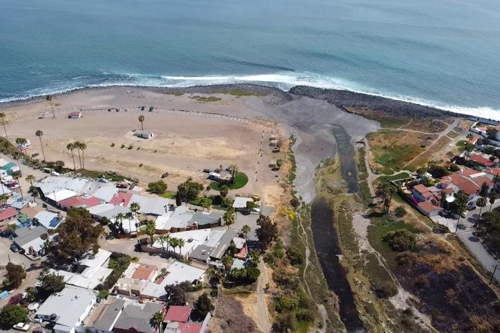 Vista aérea de playa San Miguel y Arroyo San Miguel