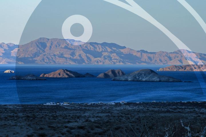 Paisaje de Bahía de Los Ángeles con la costa y las islas de fondo.
