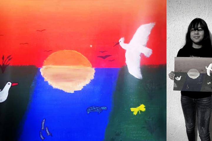 Participante del Concurso de Artes Plásticas sosteniendo su cuadro.