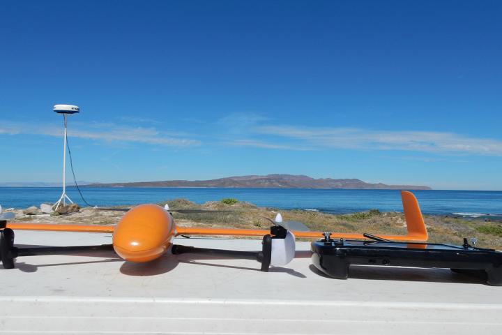 Dron Edge 130 y controladores en la Bahía de Loreto