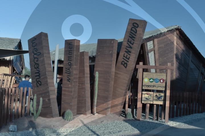 Centro de Visitantes Cabo Pulmo con marca de agua de pavón de Pronatura Noroeste