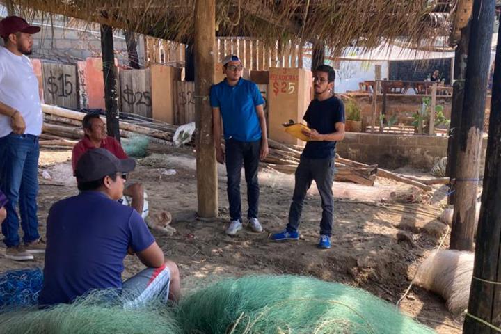 Pablo Álvarez, Coordinador temático de pesca sostenible, conversando con pescadores.