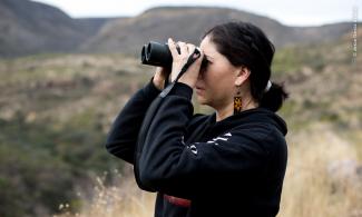 Flor Torres observando el área.