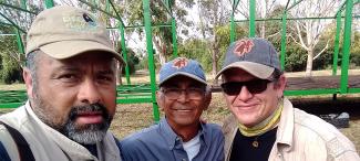 Equipo que colabora en Jaguares Sin Protección. Ignacio Vallarta Chan en medio.