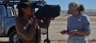 Adriana Hernández Alvarez y Paola Murrieta realizando monitoreo de aves playeras en el Golfo de Santa Clara.