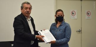 Mara Arroyo Coordinadora del programa de Áreas Protegidas de Surf, en Save The Waves Coalition, entregaron en físico las más de 10 mil firmas que se recolectaron en la petición en línea dirigida al Gobernador del Estado, Jaime Bonilla.