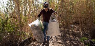In the area under the bridge, 144 kilos of garbage were collected.