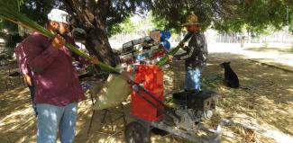 Personas procesando el Tule en maquinaria