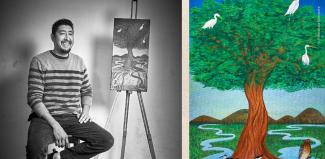 Participante de concurso de artes plásticas categoría adultos, junto a su obra.