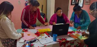 Mujeres tomando taller de dibujo en línea.