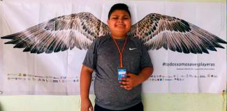 Joven en taller sobre aves playeras.