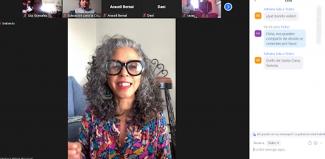 Maestra en el taller de respiración en línea.