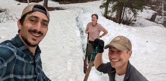 Equipo de instalación de antena quitando la nieve del camino.